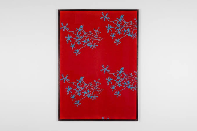 Fleurs bleues sur fond rouge