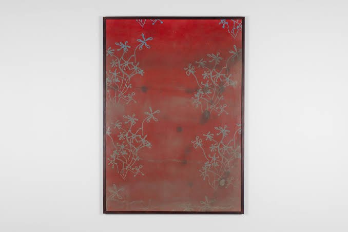 Fleurs bleues sur fond rouge