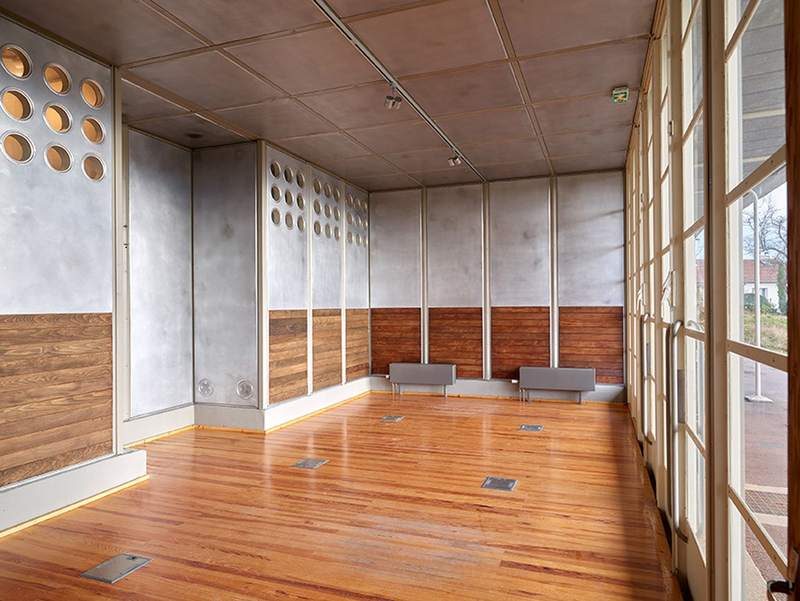 The cloakroom, aluminium panels and parquet floor