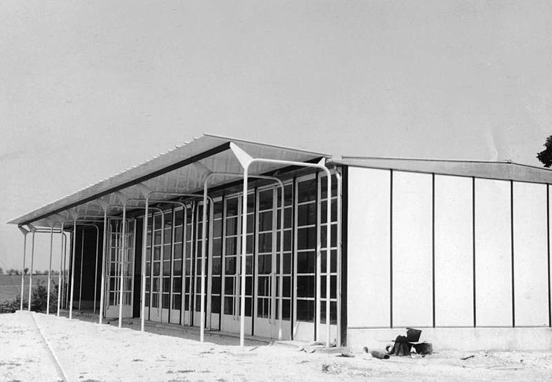 École prototype démontable, 8 m × 24 m. Groupe scolaire de Bouqueval, 1950.