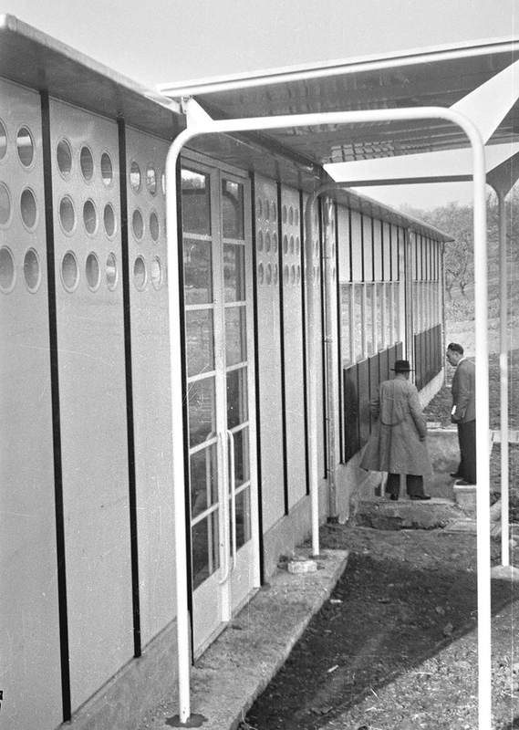 École prototype démontable, 8 m × 24 m. Groupe scolaire de Vantoux, 1950. La galerie.