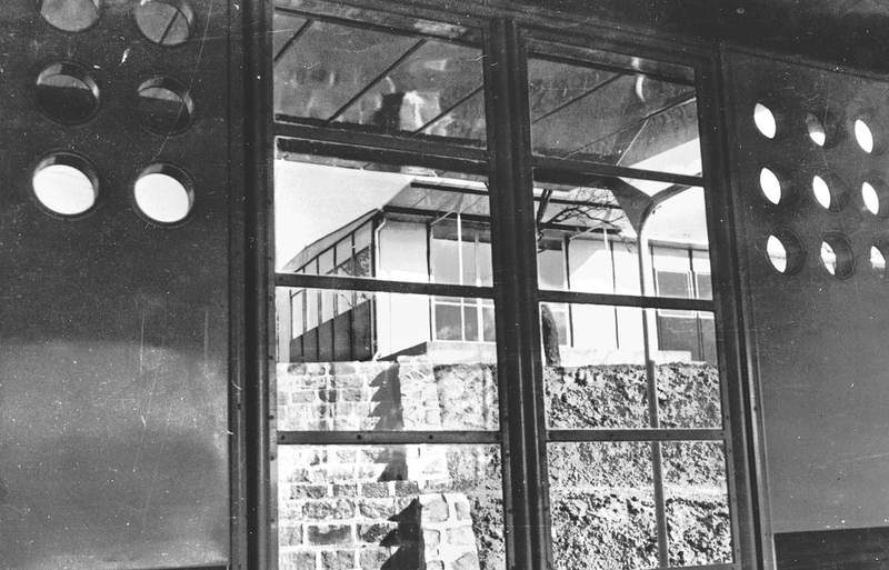 École prototype démontable, 8 m × 24 m. Montage du bâtiment, groupe scolaire de Vantoux, 1950.