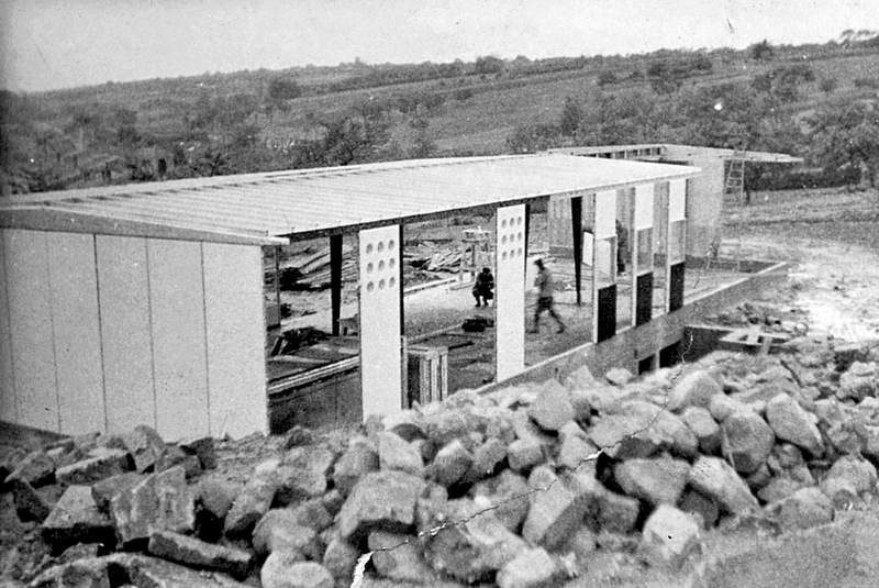 École prototype démontable, 8 m × 24 m. Montage du bâtiment, groupe scolaire de Vantoux, 1950.
