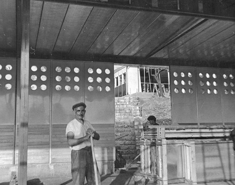 École prototype démontable, 8 m × 24 m. Montage du bâtiment, groupe scolaire de Vantoux, 1950.