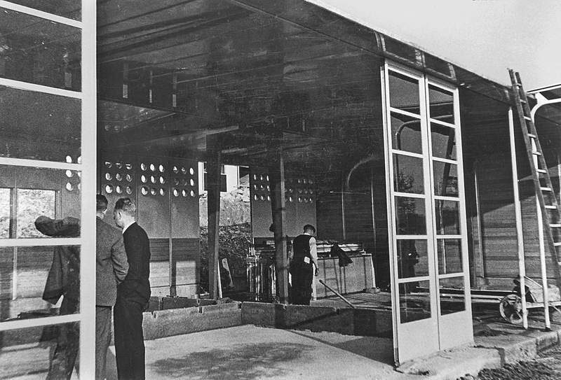 École prototype démontable, 8 m × 24 m. Montage du bâtiment, groupe scolaire de Vantoux, 1950.